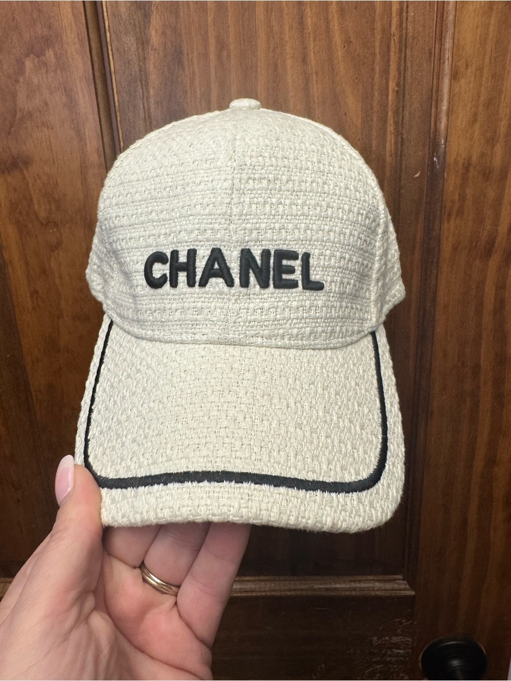 White tweed cap - source unknown - Picture 2 of 11